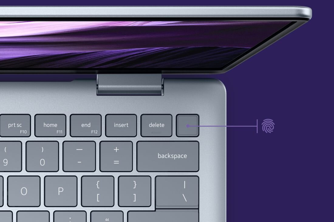 Laptop z widocznym czytnikiem linii papilarnych na klawiaturze, podkreślającym bezpieczeństwo użytkowania.   - wbudowany czytnik linii papilarnych 