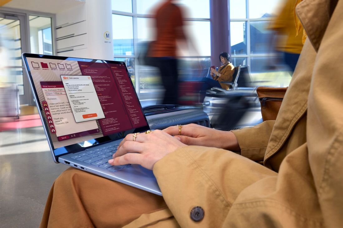 Osoba siedząca na krześle z laptopem DELL 14 Plus na kolanach, skupiona na pracy. - Niska waga i kompaktowy rozmiar 