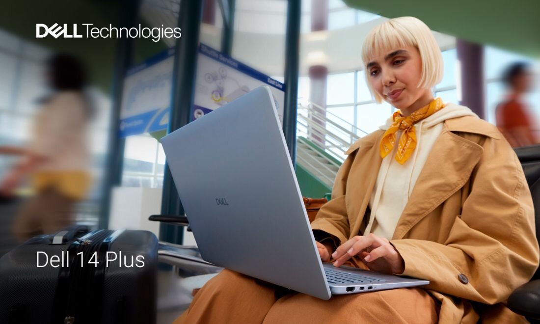 Kobieta siedzi na krześle, korzystając z laptopa DELL 14 Plus.
