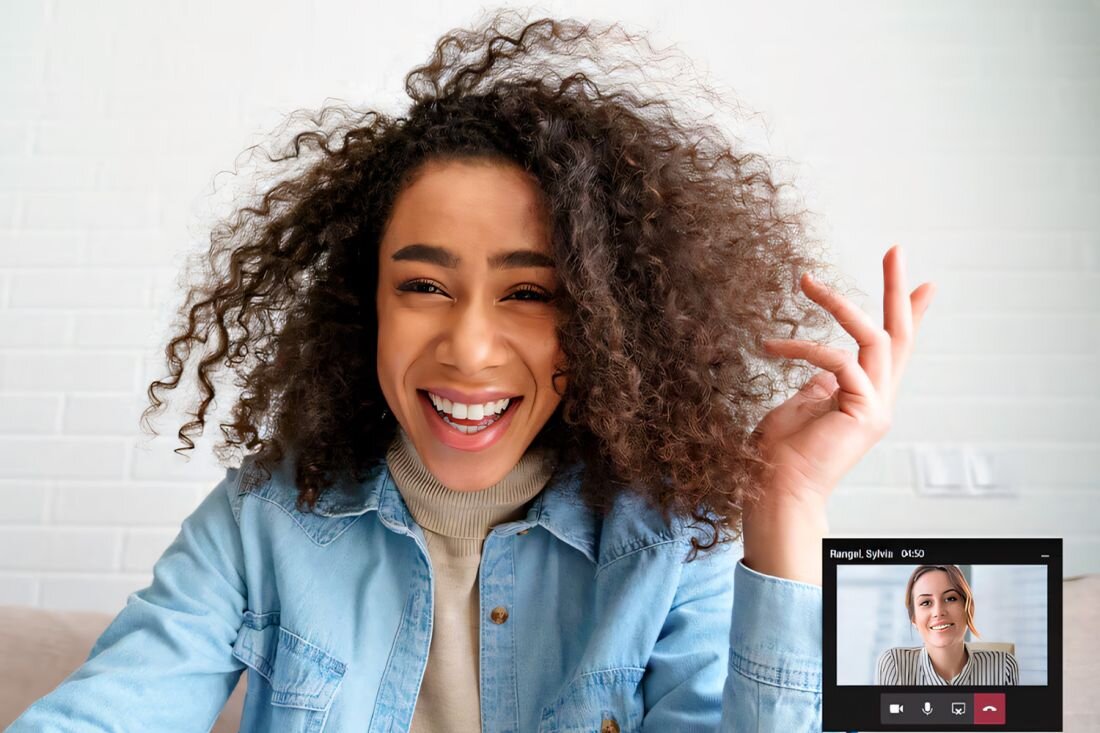 Uśmiechnięta kobieta prowadzi rozmowę wideo, siedząc w komfortowym miejscu.   - kamera FHD, dwa mikrofony oraz głośniki stereo 