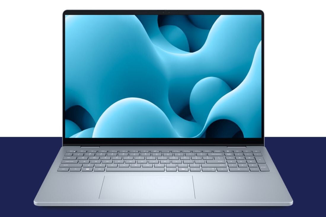 Laptop DELL 16 Plus na niebieskim tle, z widocznym ekranem i klawiaturą. - Copilot i jego funkcje