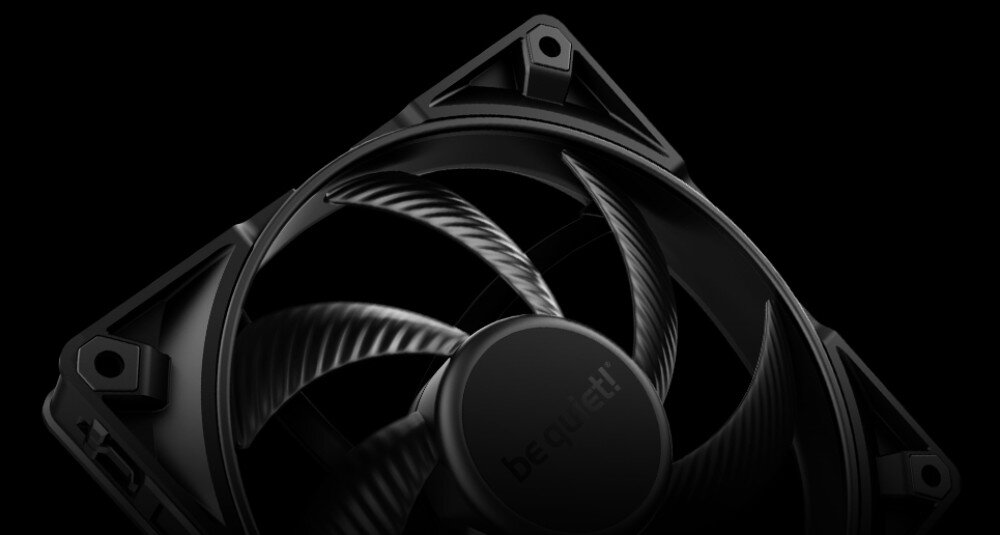 Chłodzenie wodne BE QUIET! Silent Loop 3 360mm Zbliżenie na pojedynczy wentylator z wyprofilowanymi łopatkami posiadającymi poprzeczne żebrowanie oraz z widocznymi wzmocnieniami na narożnikach ramy