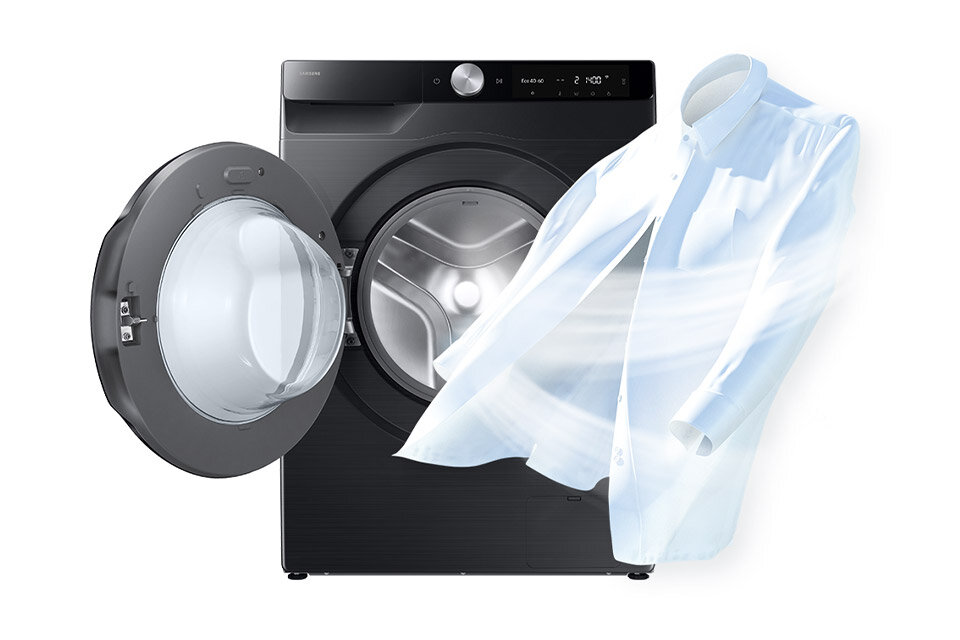 Pralko Suszarka Samsung wd90dg6g94bbu4 z technologią air wash Czarna pralko-suszarka z otwartymi drzwiami, obok której unosi się wyprasowana koszula. Na panelu widoczny jest wyświetlacz z ikonami i przyciskami.