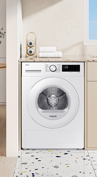 Biała suszarka bębnowa z widocznym panelem sterowania i okrągłym otworem na drzwiach. Na panelu widoczny jest napis \'Heatpump\' oraz logo \'SAMSUNG\'.