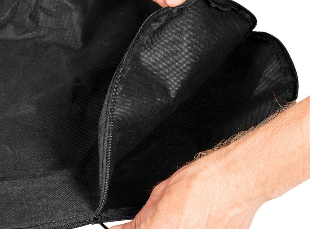 Odkurzacz do liści NEO TOOLS 04-624 elektryczny zbliżenia na zamek osoba rozpina worek rozdrabnianie liści w stosunku 10:1 45-litrowy worek ekologiczne wykorzystanie odpadów organicznych długa praca bez konieczności częstego opróżniania zamek błyskawiczny