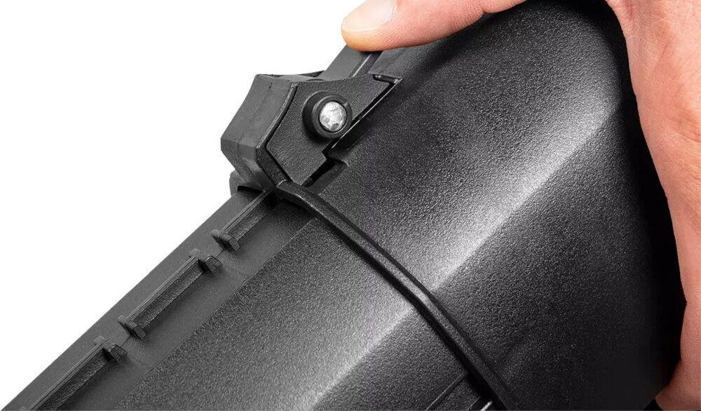 Odkurzacz do liści NEO TOOLS 04-624 elektryczny zbliżenia na mechanizm regulacji rury osoba reguluje rurę teleskopowa rura dostosowanie długości narzędzia do wzrostu użytkownika komfort pracy zmniejsza obciążenie pleców kółka prowadzące