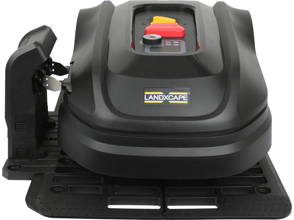 Robot koszący LANDXCAPE LX910 robot na białym tle widoczny od przodu robot ustawiony na stacji dokującej poziom hałasu 65 dB można używać o dowolnej porze dnia cicha praca komfortowe w codziennym użytkowaniu