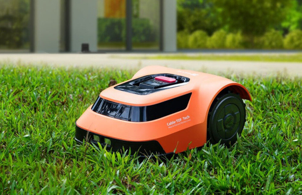 Robot koszący EZVIZ RM600 CS-R64-A11 sterowanie Bluetooth-Wi-Fi robot na trawie w tle dom oszczędność czasu estetyczny wygląd trawnika kosi samodzielnie powierzchnie do 600 m²