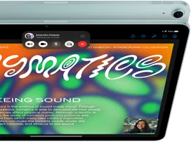 iPad Air z kamerą 12MP Center Stage pokazującą użytkownika w aplikacji FaceTime, z przodu inny model iPada Air prezentujący tył obudowy i kamerę