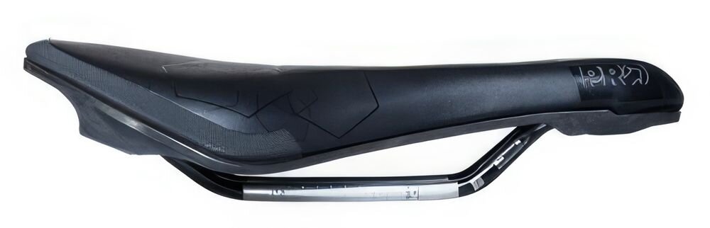 Siodełko PRO Stealth Offroad PRSA0320 siodełko na białym tle widoczne z boku szerokość 142 mm równomierne podparcie kości kulszowych poprawia stabilność miednicy ogranicza punktowy nacisk zmniejsza ryzyko drętwienia dla kobiet i mężczyzn