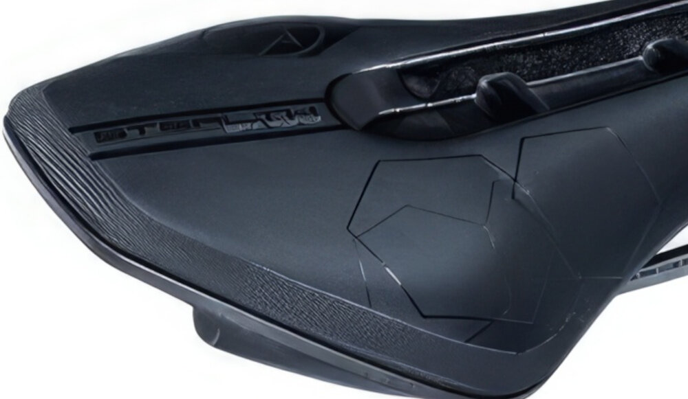 Siodełko PRO Stealth Offroad PRSA0320 zbliżenie na skorupę i poszycie skorupa wykonana z polimeru wzmacnianego włóknem węglowym zwiększa sztywność konstrukcji mniej ugina się pod obciążeniem efektywniejsze przekazywanie energii z nóg na napęd