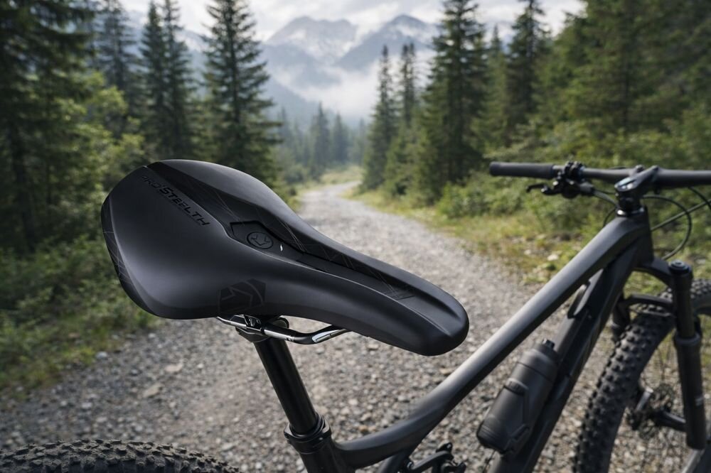 Siodełko PRO Stealth Offroad Performance Saddle PRSA0385 droga siodełko na rowerze w tle drzewa góry komfort dla kobiet i mężczyzn dopasowanie wygoda