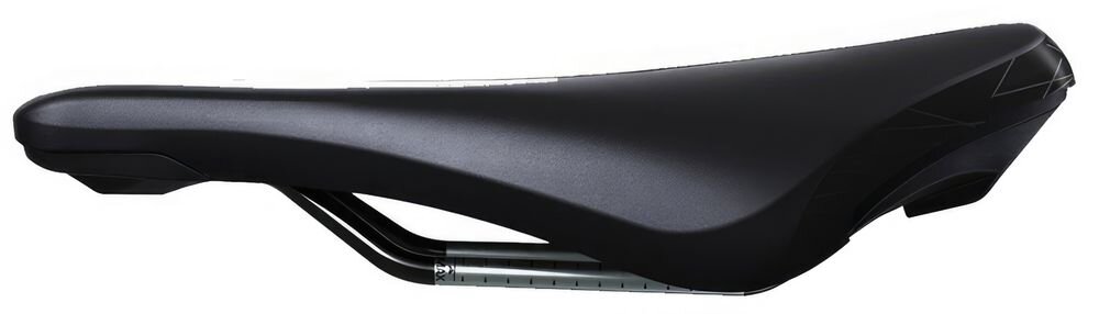 Siodełko PRO Stealth Offroad Performance Saddle PRSA0385 siodełko na białym tle widoczne z boku współpracuje z mocowaniami akcesoriów PRO łatwo zamocować torbę, lampkę czy licznik rowerowy szybkie dopasowanie wyposażenia do potrzeb