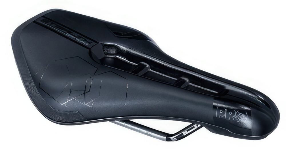 Siodełko PRO Stealth Offroad PRSA0321 siodełko na białym tle widoczne od przodu pod skosem do jazdy MTB, gravelowej sportowych tras terenowych lepsza kontrola nad rowerem skuteczniejsze przenoszenie siły na napęd