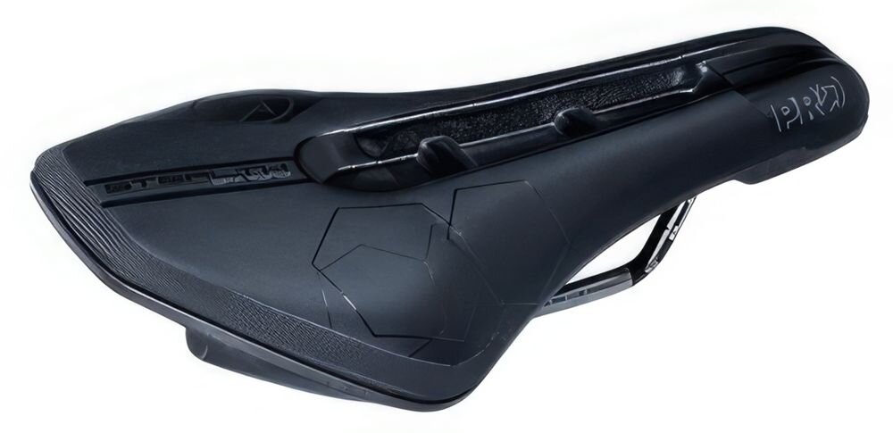 Siodełko PRO Stealth Offroad PRSA0321 siodełko na białym tle widoczne od tyłu pod skosem zintegrowane kanały wentylacyjne poprawiają cyrkulację powietrza w strefie kontaktu z ciałem zmniejszają nagrzewanie i gromadzenie wilgoci granicza ryzyko otarć i podrażnień skóry