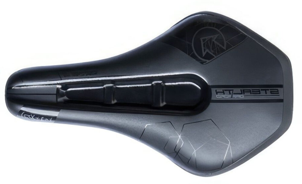 Siodełko PRO Stealth Offroad PRSA0321 siodełko na białym tle widoczne z góry pokrycie z poliuretanu odporne na ścieranie, błoto i częste czyszczenie nie chłonie wody i łatwo usuniesz zabrudzenia waga około 195 g ułatwia przyspieszanie i manewrowanie