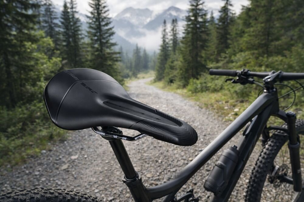 Siodełko PRO Sirin Performance PRSA0380 droga siodełko na rowerze w tle drzewa góry komfort dla kobiet dopasowanie wygoda