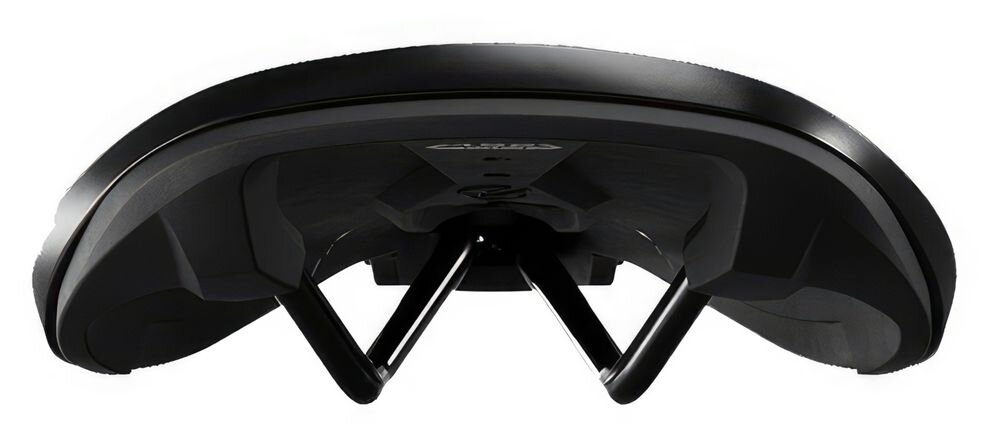 Siodełko PRO Sirin Performance PRSA0380 siodełko na białym tle widoczne od tyłu szersza część tylna (szerokość 152 mm) węższy nosek o wymiarach 35 mm poprawia stabilność miednicy swobodny ruch nóg miękkie krawędzie wycięcia ergonomiczne boki ograniczają otarcia i ucisk