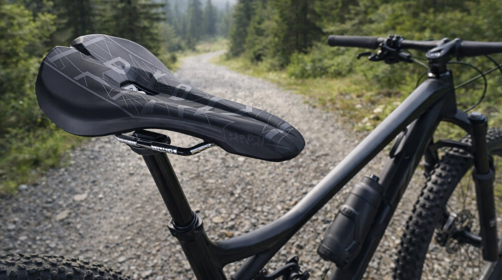 Siodełko PRO MSN 1.3 PRSA0372 las droga rower na rowerze siodełko lekko obrócone komfort wsparcie wygoda