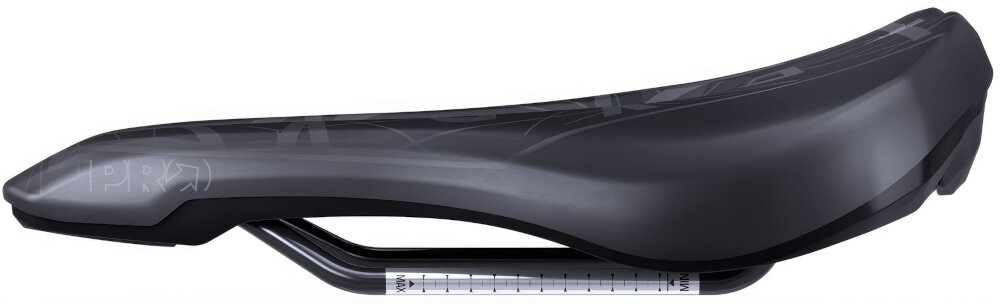 Siodełko PRO MSN 1.3 PRSA0372 siodełko na białym tle widoczne z boku krótka konstrukcja ułatwia zmianę pozycji ciała szybkie przesuwanie się nad siodełkiem nie ogranicza pracy nóg płynniejsza jazda  uniwersalny czarny design dopasowanie dla kobiet i mężczyzn