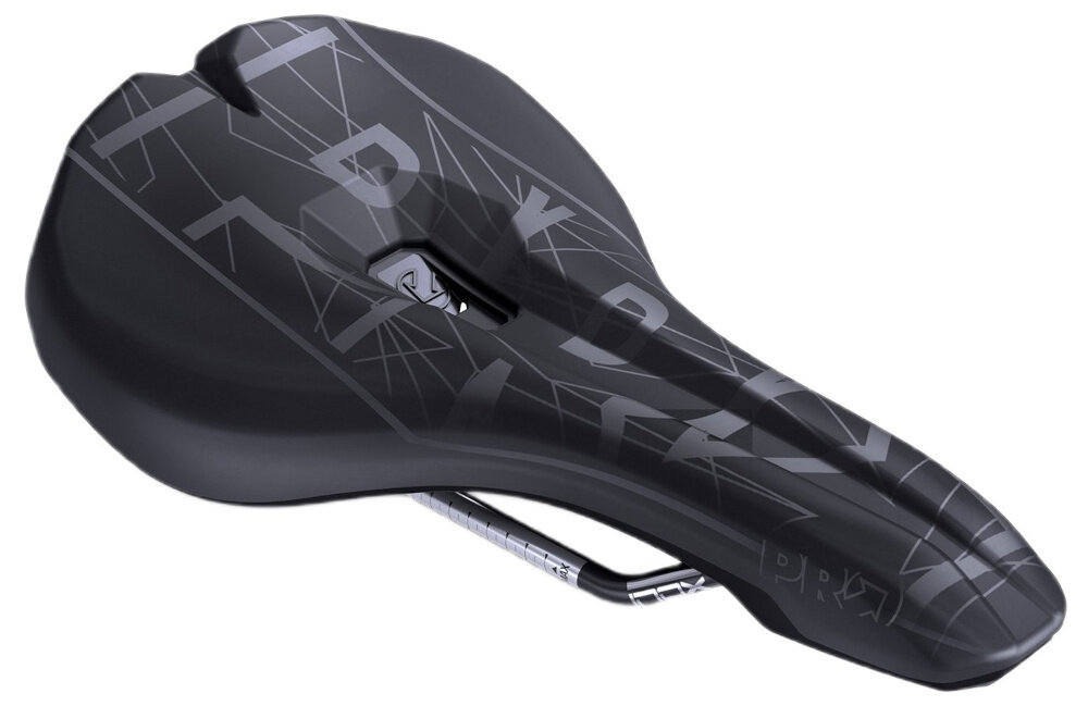 Siodełko PRO MSN 1.3 PRSA0375 siodełko na białym tle widoczne z góry lekko pod skosem dla rowerzystów MTB, trail i enduro neutralna pozycja ciała zmniejsza napięcie pleców i bioder ułatwia efektywne pedałowanie jazda staje się mniej męcząca