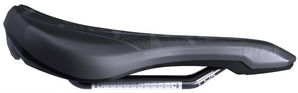 Siodełko PRO MSN 1.3 PRSA0375 siodełko na białym tle widoczne z boku podstawa wzmocniona karbonem pręty ze stali nierdzewnej niska masa wysoka wytrzymałość na obciążenia i wstrząsy waga około 285 g ułatwia podjazdy i manewrowanie w terenie trwałość