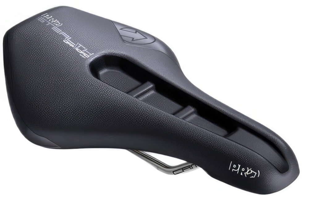 Siodełko PRO Stealth Offroad Sport PRSA0368 siodełko na białym tle widoczne od przodu pod skosem do sportowej jazdy terenowej treningów startów w zawodach MTB i gravel wspiera stabilną pozycję ciała umożliwia bardziej dynamiczne manewry skuteczniejsze przenoszenie siły na napęd szybsze tempo jazdy większa kontrola nad rowerem