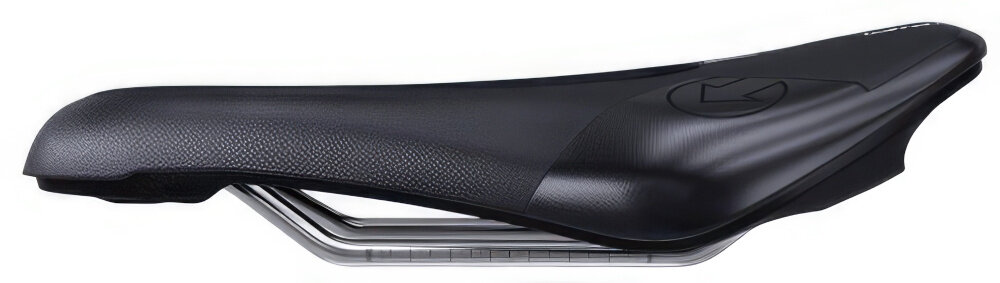 Siodełko PRO Stealth Offroad Sport PRSA0369 siodełko na białym tle widoczne z boku mostek C-Tech montaż akcesoriów PRO pod siodełkiem pozwala zamocować wyposażenie bez opasek i prowizorycznych uchwytów