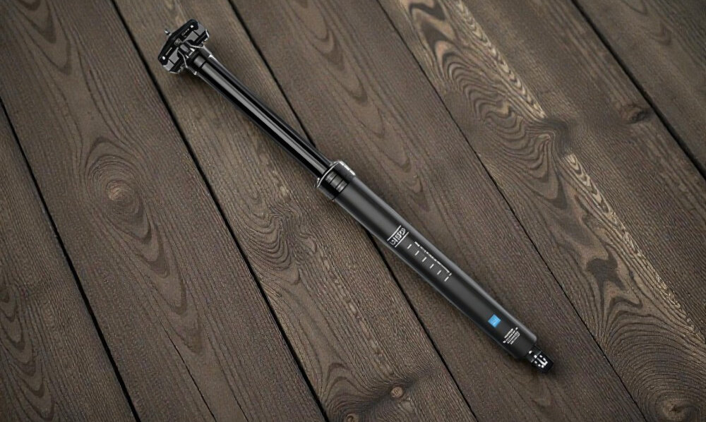 Sztyca PRO LT 150 3 PRSP0247 30.9-400 mm Czarny drewniana podłoga sztyca leży na podłodze pod skosem kontrola nad jazdą regulacja wysokości wygoda komfort