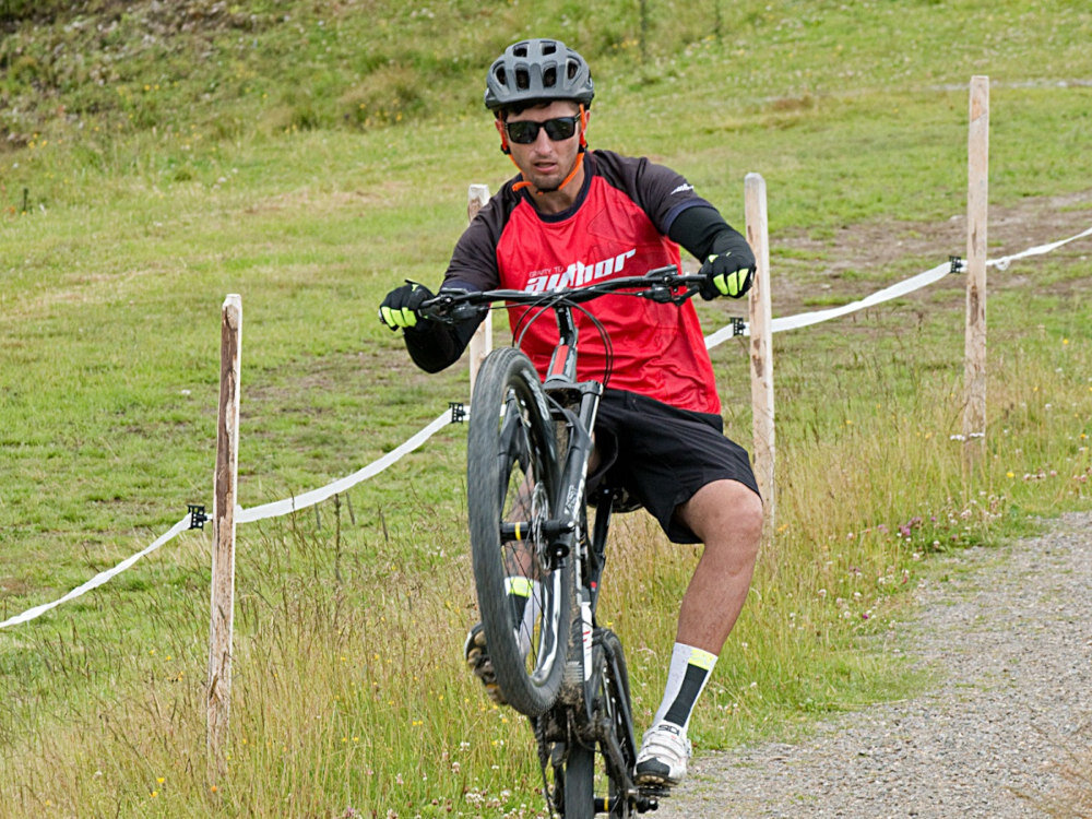 Kask rowerowy AUTHOR Creek Pomarańczowy MTB MTB (rozmiar L) Niska masa redukuje obciążenie szyi i karku Lekka konstrukcja waga