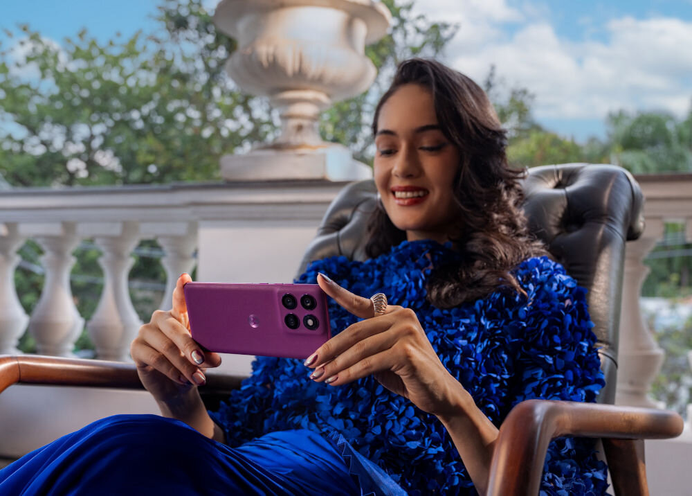 Smartfon MOTOROLA Edge 60 Pro 5G 12/512GB 6.67 120Hz purpurowy smartfon trzymany przez osobę siedzącą w fotelu