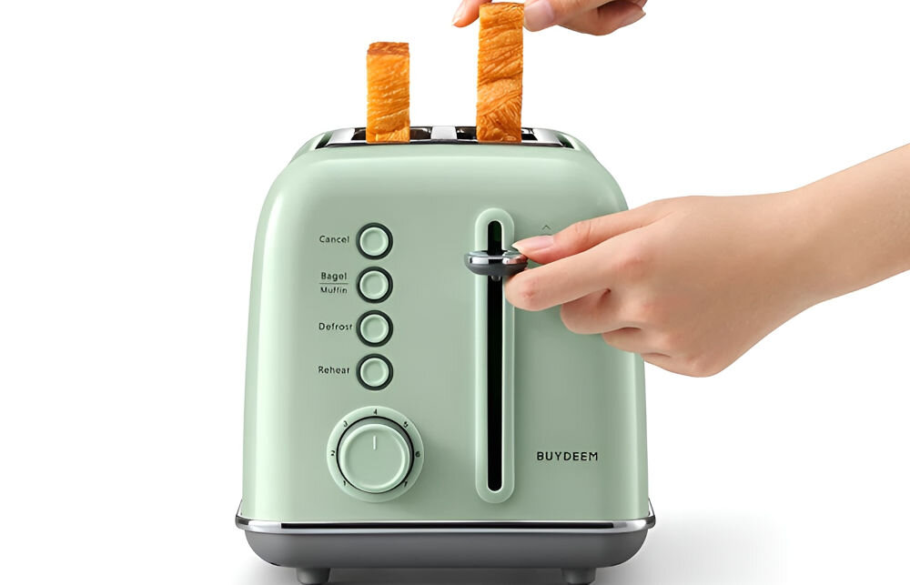 TOSTER BUYDEEM DT620E MIĘTOWY toster w kolorze miętowym osoba wkłada chleb do tostera trzyma dźwignię pokrętło przyciski białe tło bezpieczny w użytkowaniu przesuwna dźwignia gotowe pieczywo automatycznie wysuwa się z kieszeni funkcja automatycznego wyłączania bezpieczeństwo użytkowania komfort spokój podczas przygotowywania posiłków