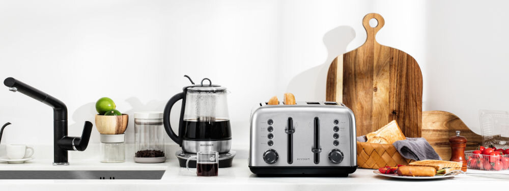Toster BUYDEEM DT640E Stalowy toster w kolorze srebrnym stoi na blacie czarne przyciski pokrętła dźwignie dwie grzanki w środku 7 poziomów opiekania 5 podstawowych funkcji sterowanie przyciskami funkcja rozmrażania pieczywa przygotowywanie ulubionych przekąsek lekko przyrumienione mocno przypieczone pieczywo Szeroki zakres ustawień dostosowanie stopnia opiekania