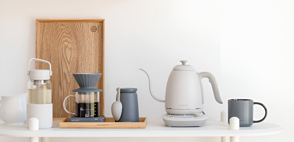 Czajnik BUYDEEM K821 Biały czajnik gęsia szyjka biały podstawka przyciski jasna rączka jasne tło gęsia szyjka lata 50-te styl vintage unikalna kolorystyka struktura retro design elegancja pojemność 800 ml stylowy wygląd funkcjonalność ergonomiczny uchwyt wygoda precyzyjna wylewka kontrolowanie nalewania wody dla miłośników retro praktyczne rozwiązania 