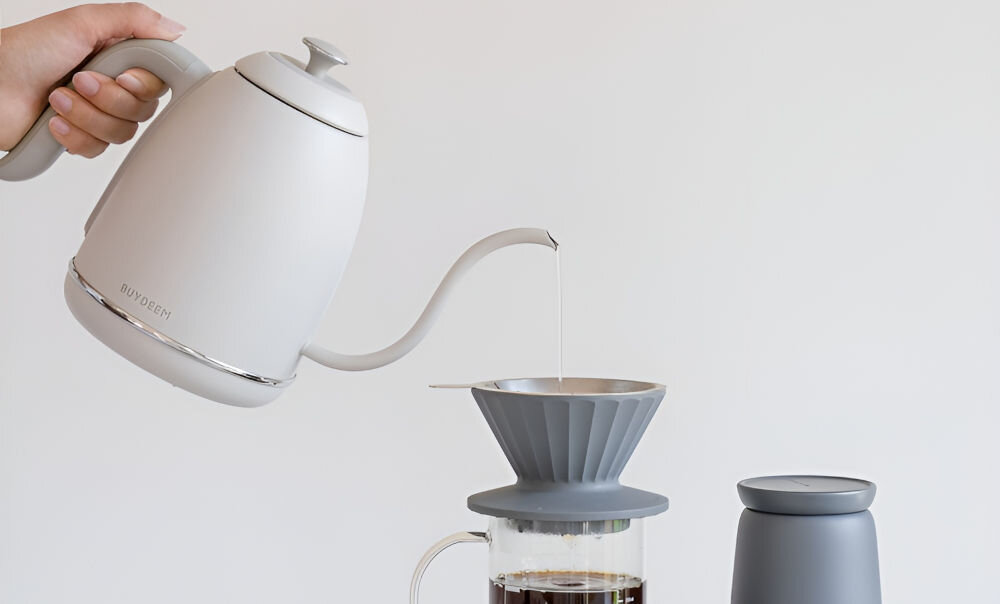 Czajnik BUYDEEM K821 Biały czajnik w kolorze białym wlewanie wody przez osobę precyzyjna kontrola parzenia kawy gęsia szyjka system kontroli temperatury 40-100 stopni ekran wskazujący temperaturę do 1 stopnia dostosowanie warunków parzenia ergonomiczny uchwyt precyzyjna wylewka wygoda pełna kontrola maksimum aromatu i smaku 