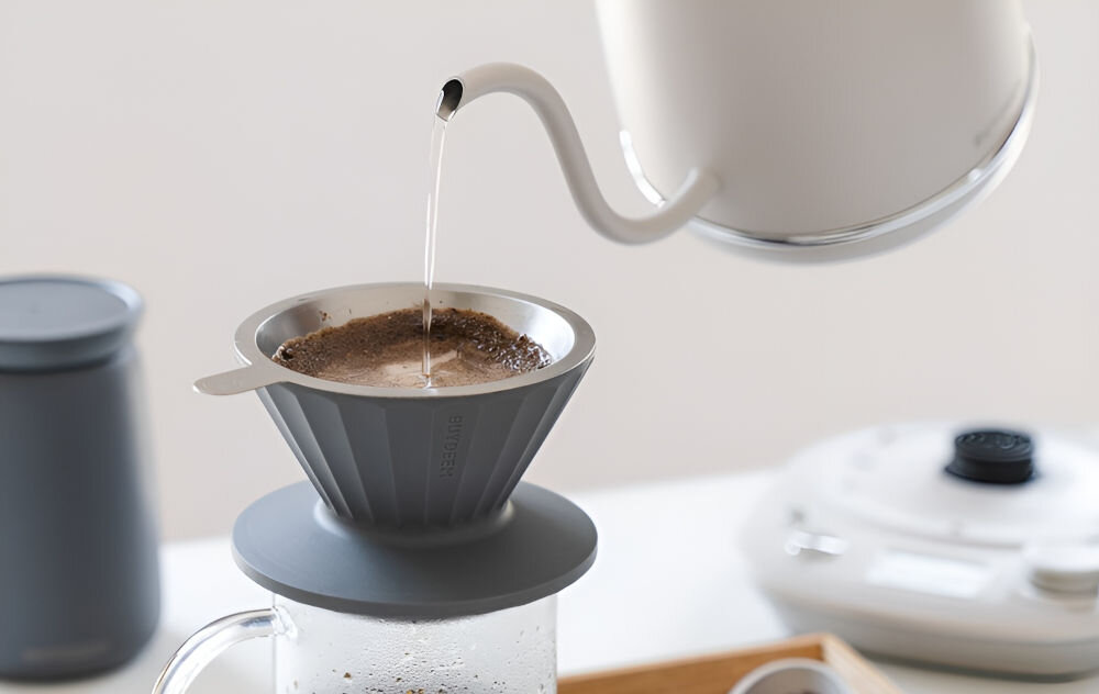 Czajnik BUYDEEM K821 Biały czajnik w kolorze białym wlewanie do kawy Zakrzywiona w dół „gęsia szyjka” pełna kontrola przepływu wody 7 mm wylewka płynne bezpieczne użytkowanie ergonomiczny uchwyt pewny chwyt komfortowe nalewanie funkcjonalnośc bezpieczeństwo