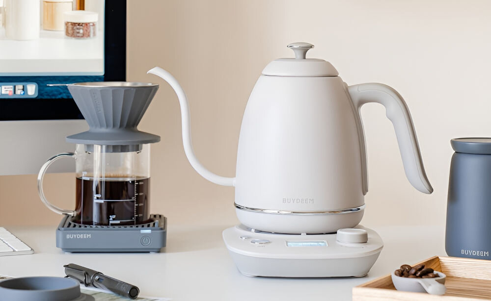 Czajnik BUYDEEM K821 Biały czajnik w kolorze białym stoi na blacie jasna rączka podstawka pokrętło przyciski  utrzymuje ciepło do 90 minut ciepła woda zawsze pod ręką do herbaty kawy innych napojów funkcja utrzymywania ciepła oszczędność czasu energii intuicyjny panel sterowania ustawienie preferowanej temperatury monitorowanie procesu gotowania na intensywne dni  