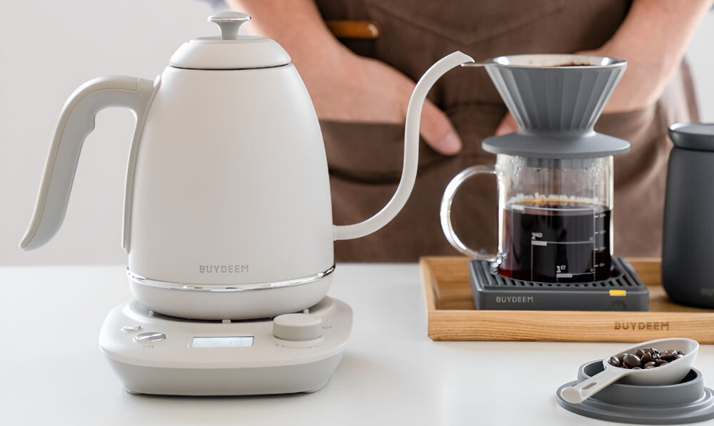 Czajnik BUYDEEM K821 Biały czajnik w kolorze białym na podstawce przyciski pokrętło jasna rączka z wysokiej jakości stali nierdzewnej trwałość odporność na korozję elegancka szczotkowana powierzchnia matowe wykończenie stylowy wygląd zapobieganie powstawaniu śladów palców ułatwienie czyszczenia odporność na zarysowania estetyczny wygląd 