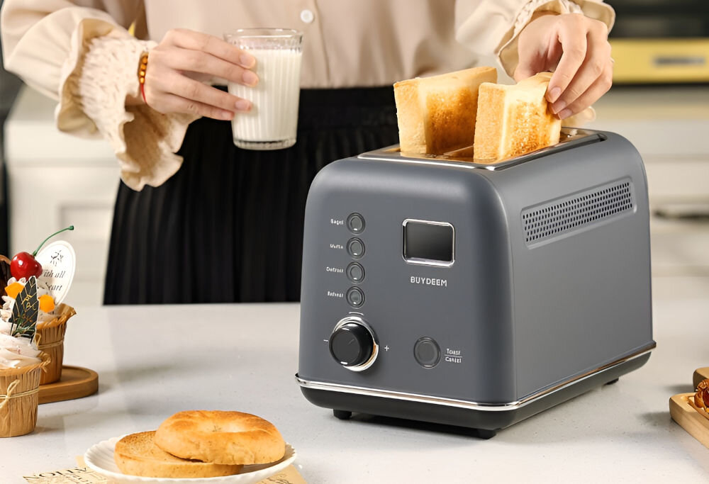 Toster BUYDEEM DT730E Szary toster w kolorze szarym grzanki wewnątrz tostera pokrętło przyciski osoba wyciąga upieczonego tosta bezpieczny w użytkowaniu przesuwna dźwignia gotowe pieczywo automatycznie wysuwa się z kieszeni funkcja automatycznego wyłączania bezpieczeństwo użytkowania komfort spokój podczas przygotowywania posiłków