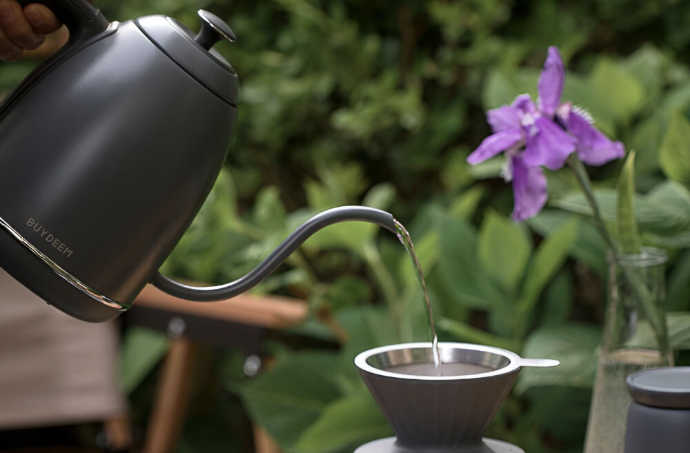 Czajnik BUYDEEM K821 Szary czajnik gęsia szyjka szary podstawka przyciski osoba trzyma czajnik i wlewa wodę do karafki gęsia szyjka system kontroli temperatury 40-100 stopni ekran wskazujący temperaturę do 1 stopnia dostosowanie warunków parzenia ergonomiczny uchwyt precyzyjna wylewka wygoda pełna kontrola maksimum aromatu i smaku 