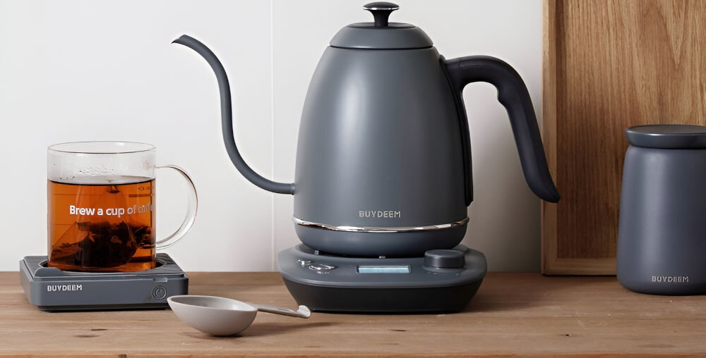 Czajnik BUYDEEM K821 Szary czajnik w kolorze szarym podstawka pokrętła przyciski wyświetlacz Zakrzywiona w dół „gęsia szyjka” pełna kontrola przepływu wody 7 mm wylewka płynne bezpieczne użytkowanie ergonomiczny uchwyt pewny chwyt komfortowe nalewanie funkcjonalność bezpieczeństwo