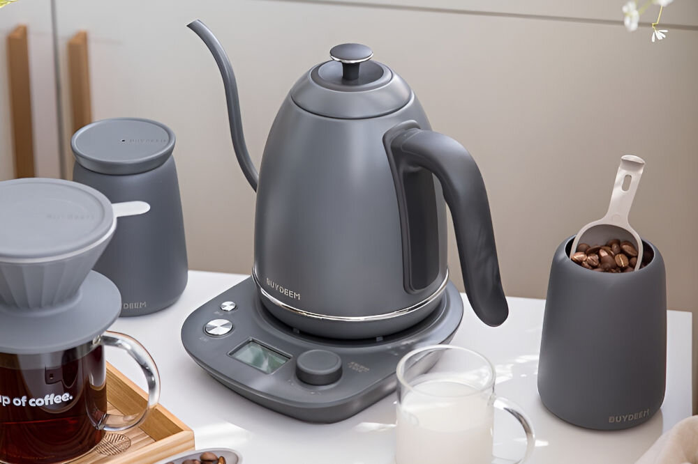 Czajnik BUYDEEM K821 Szary  czajnik w kolorze szarym podstawka pokrętła wyświetlacz jasne tło szare sprzęty utrzymuje ciepło do 90 minut ciepła woda zawsze pod ręką do herbaty kawy innych napojów funkcja utrzymywania ciepła oszczędność czasu energii intuicyjny panel sterowania ustawienie preferowanej temperatury monitorowanie procesu gotowania na intensywne dni  