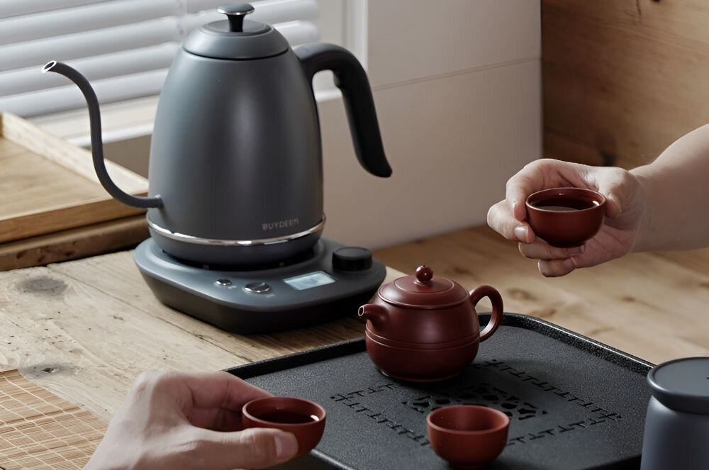 Czajnik BUYDEEM K821 Szary szary czajnik na podstawce pokrętło przyciski wyświetlacz osoby piją napój z filiżanek chroni przed oparzeniem szczelna pokrywka chropowata rączka wąska szyjka do nalewania wody automatyczne wyłaczenie gdy jest pusty zwiększone bezpieczeństwo szczelna pokrywka zapobieganie rozlewaniu wody chropowata rączka pewny chwyt wąska szyjka precyzyjne nalewanie bezpieczeństwo wygoda praktyczny codzienne użytkowanie 