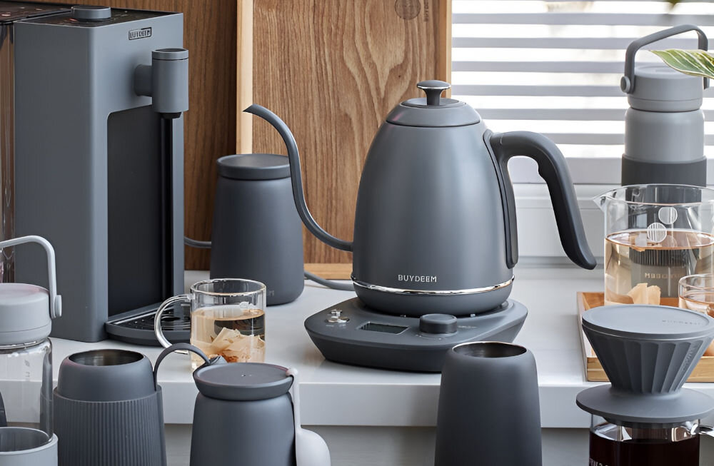 Czajnik BUYDEEM K821 Szary szare sprzęty czajnik na podstawce pokrętła przyciski z wysokiej jakości stali nierdzewnej trwałość odporność na korozję elegancka szczotkowana powierzchnia matowe wykończenie stylowy wygląd zapobieganie powstawaniu śladów palców ułatwienie czyszczenia odporność na zarysowania estetyczny wygląd 