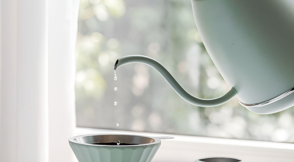 Czajnik BUYDEEM K821 Miętowy czajnik zbliżenie na wylewkę miętowy czajnik wylewanie wody precyzyjna kontrola parzenia kawy gęsia szyjka system kontroli temperatury 40-100 stopni ekran wskazujący temperaturę do 1 stopnia dostosowanie warunków parzenia ergonomiczny uchwyt precyzyjna wylewka wygoda pełna kontrola maksimum aromatu i smaku 