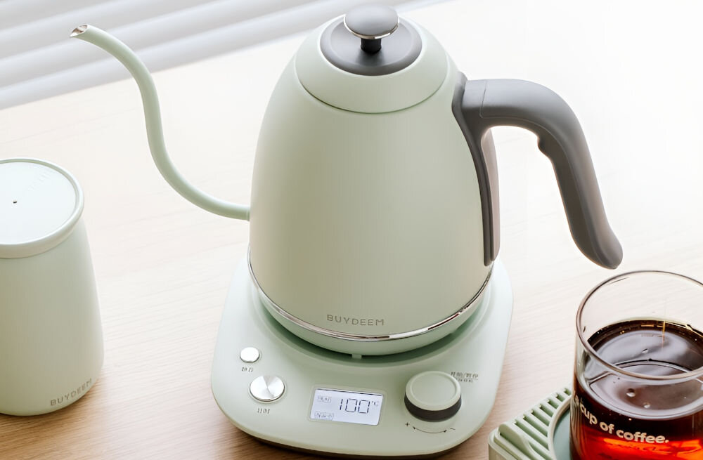 Czajnik BUYDEEM K821 Miętowy  czajnik w kolorze miętowym podstawka wyświetlacz pokrętło ciemna rączka czajnik stoi na blacie Zakrzywiona w dół „gęsia szyjka” pełna kontrola przepływu wody 7 mm wylewka płynne bezpieczne użytkowanie ergonomiczny uchwyt pewny chwyt komfortowe nalewanie funkcjonalność bezpieczeństwo