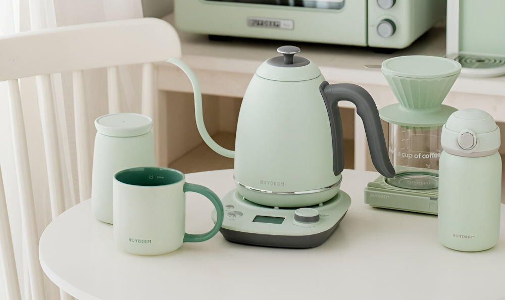 Czajnik BUYDEEM K821 Miętowy  sprzęt w kolorze miętowym czajnik na podstawce ciemna rączka wyświetlacz pokrętło przyciski chroni przed oparzeniem szczelna pokrywka chropowata rączka wąska szyjka do nalewania wody automatyczne wyłaczenie gdy jest pusty zwiększone bezpieczeństwo szczelna pokrywka zapobieganie rozlewaniu wody chropowata rączka pewny chwyt wąska szyjka precyzyjne nalewanie bezpieczeństwo wygoda praktyczny codzienne użytkowanie 
