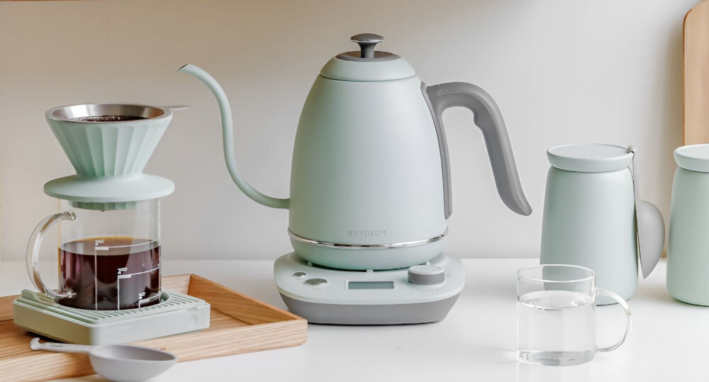 Czajnik BUYDEEM K821 Miętowy czajnik w kolorze miętowym na podstawce przyciski pokrętło ciemna rączka z wysokiej jakości stali nierdzewnej trwałość odporność na korozję elegancka szczotkowana powierzchnia matowe wykończenie stylowy wygląd zapobieganie powstawaniu śladów palców ułatwienie czyszczenia odporność na zarysowania estetyczny wygląd 