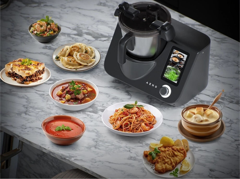 Wielofunkcyjny robot kuchenny AENO ACR0001S GastroLab CR1S (WiFi) z funkcją gotowania, wbudowaną wagą i z dostępem do ponad 150 przepisów kuchenny pomocnik czarne urządzenie stoi na blacie wyświetlacz podświetlane pokrętło obok stoją przygotowane potrawy