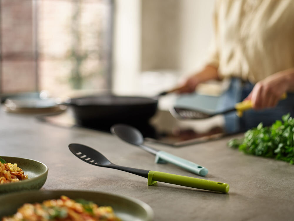 Zestaw przyborów kuchennych JOSEPH JOSEPH Opal Duo (3 elementy) leżące na blacie w tle gotująca osoba do powłok non-stick delikatne powierzchnie nie rysuje